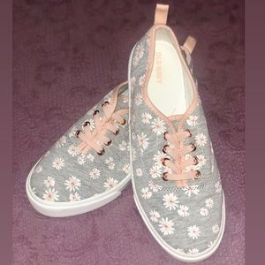 Old Navy Daisy Sneakers  🧡🌸